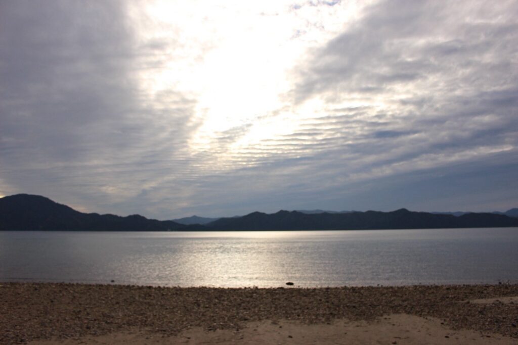 田沢湖の浜と秋の雲