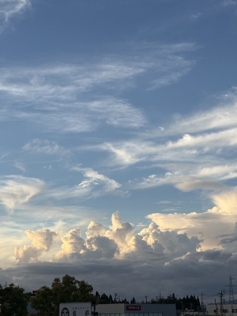 秋田の夕方の空と入道雲