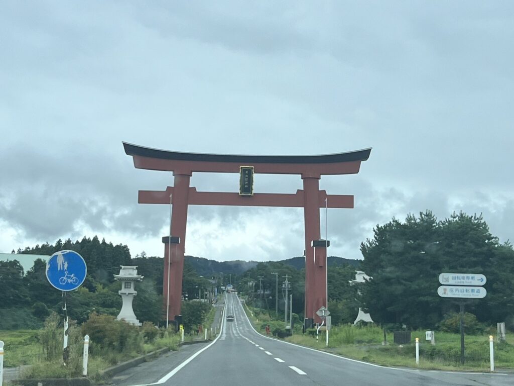 大鳥居へまっすぐ続く道